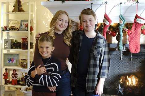 Georgia Mae Orchard, Ava Telek, Colby McClendon - My Christmas Family Tree - Mein Weihnachts-Stammbaum - Werbefoto