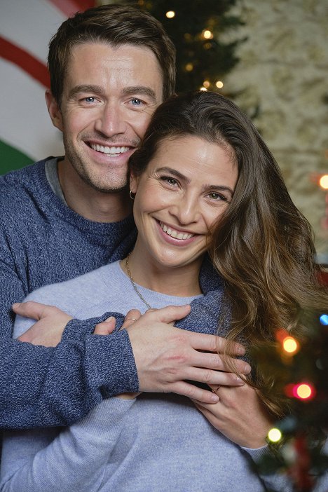 Robert Buckley, Ana Ayora - The Christmas House - Werbefoto