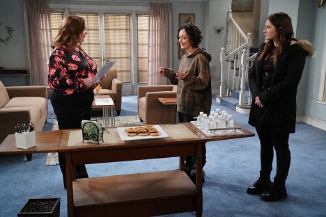 Sara Gilbert, Emma Kenney - The Conners - Sex, Lies and House Hunting - Photos