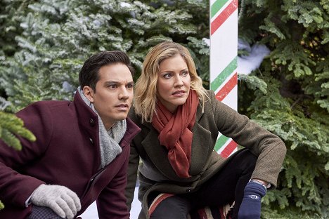 Raf Rogers, Tricia Helfer - It's Beginning to Look a Lot Like Christmas - Film