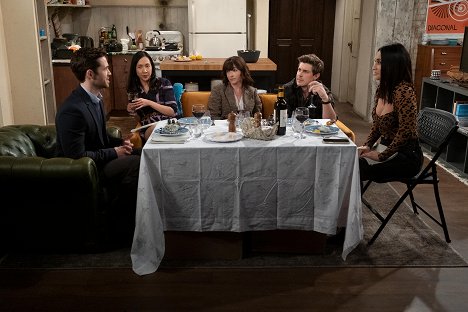 Tom Ainsley, Tien Tran, Margo Harshman, Christopher Lowell, Francia Raisa - How I Met Your Father - Stacey - Photos
