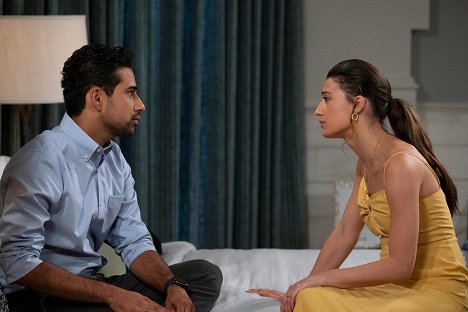 Suraj Sharma, Ashley Reyes - How I Met Your Father - Stacey - Filmfotos