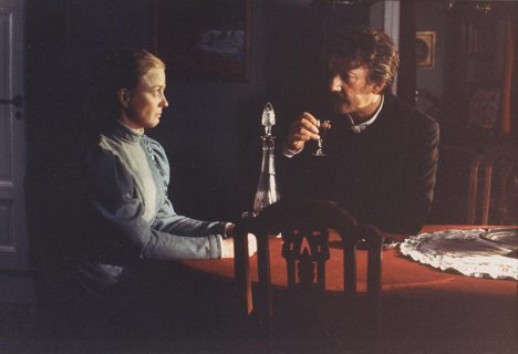 Merete Voldstedlund, Donald Sutherland - Vlk u dveří - Z filmu