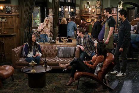 Tien Tran, Hilary Duff, Christopher Lowell, Tom Ainsley, Suraj Sharma - How I Met Your Father - The Perfect Shot - Photos