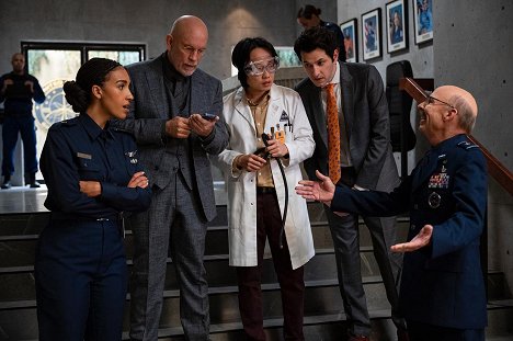 Tawny Newsome, John Malkovich, Jimmy O. Yang, Ben Schwartz, Don Lake - Space Force - The Doctor's Appointment - Van film