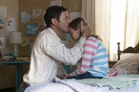 Tom Pelphrey, Olive Abercrombie - Outer Range - The Unknown - Photos