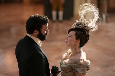 Morgan Spector, Carrie Coon - The Gilded Age - Erleuchtung - Filmfotos