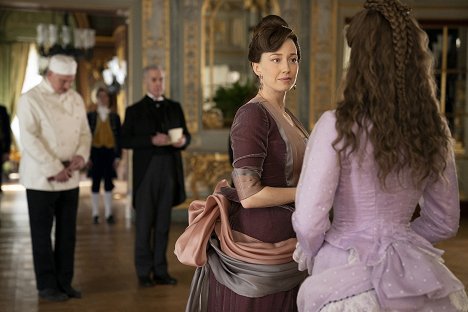 Carrie Coon - The Gilded Age - Tucked Up in Newport - Van film