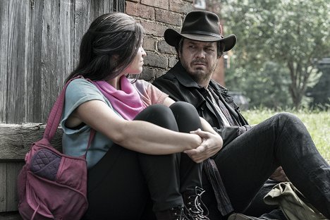 Paola Lázaro, Josh McDermitt - The Walking Dead - Abtrünnig - Filmfotos