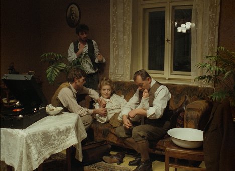 Jiří Schmitzer, Jaromír Hanzlík, Magda Vášáryová, Rudolf Hrušínský - När seklet var kort - Kuvat elokuvasta
