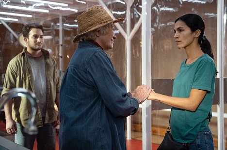 Betty Buckley, Elodie Yung - The Cleaning Lady - Mother's Mission - Kuvat elokuvasta