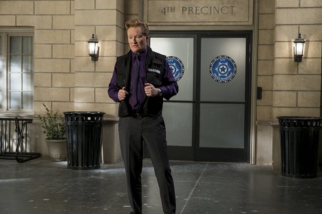 Conan O'Brien - Murderville - Die Assistentin des Magiers - Filmfotos