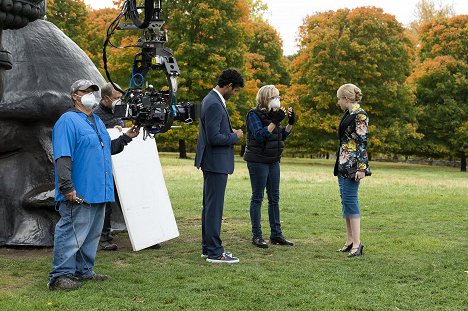 Saamer Usmani, Julia Garner - ¿Quién es Anna? - Dos aves, un trono - Del rodaje