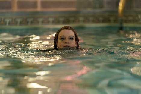 Julia Garner - Neskutečná Anna - Odjezd z hotelu - Z filmu