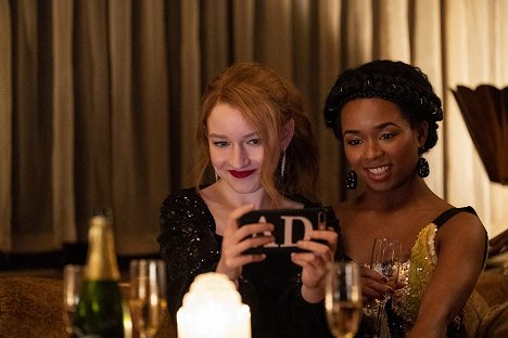 Julia Garner, Alexis Floyd - Inventing Anna - Check Out Time - Kuvat elokuvasta