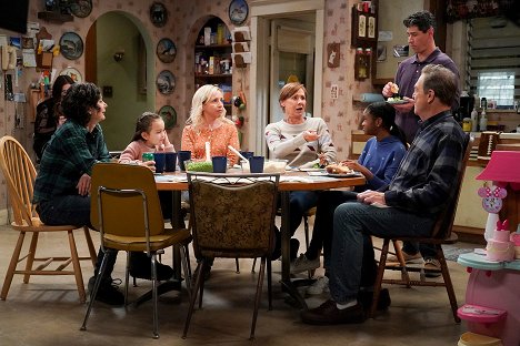 Sara Gilbert, Alicia Goranson, Laurie Metcalf, Jayden Rey, Michael Fishman, John Goodman - The Conners - Messy Situation, Miscommunication and Academic Probation - Photos