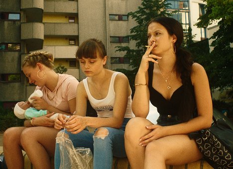 Lena Klenke, Lena Urzendowsky, Elina Vildanova - Léto v Kreuzbergu - Z filmu