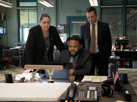 Camryn Manheim, Anthony Anderson, Jeffrey Donovan - Law & Order - The Right Thing - Photos