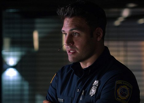 Ryan Guzman - 9-1-1 - Outside Looking In - De la película