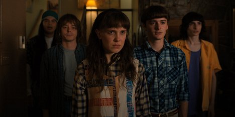 Eduardo Franco, Charlie Heaton, Millie Bobby Brown, Noah Schnapp, Finn Wolfhard - Stranger Things - Harmadik fejezet: A szörny és a szuperhős - Filmfotók