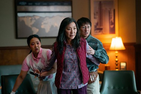 Stephanie Hsu, Michelle Yeoh, Ke Huy Quan - Minden, mindenhol, mindenkor - Filmfotók