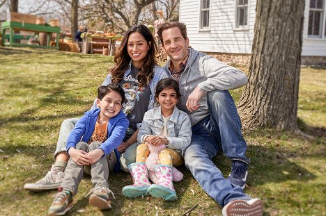 Logan Nicholson, Meaghan Rath, Mikayla SwamiNathan, Aaron Abrams - Children Ruin Everything - Season 1 - Werbefoto