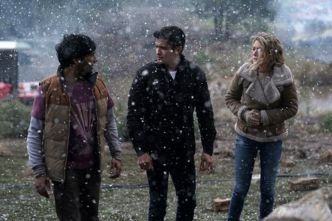 Rohan Mirchandaney, Nicholas Gonzalez, Natalie Zea - La brea - The Storm - Z filmu
