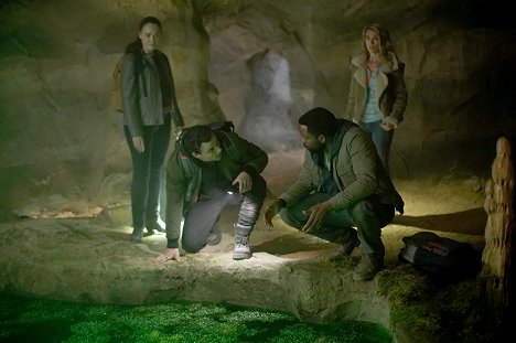 Karina Logue, Josh McKenzie, Chiké Okonkwo, Natalie Zea - La brea - The Hunt - Z filmu