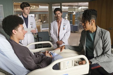 Freddie Highmore, Noah Galvin, Cherise Boothe - The Good Doctor - Growing Pains - Photos