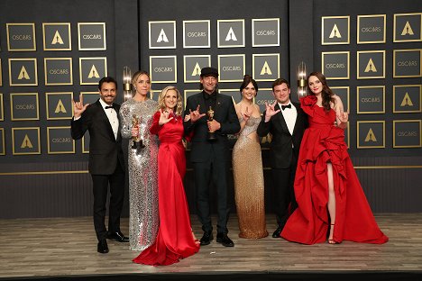 Eugenio Derbez, Siân Heder, Marlee Matlin, Troy Kotsur, Emilia Jones, Daniel Durant, Amy Forsyth - 94th Annual Academy Awards - Promoción