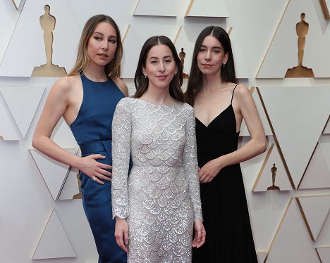 Red Carpet - Este Haim, Alana Haim, Danielle Haim - 94th Annual Academy Awards - Events