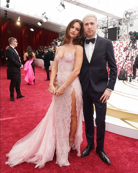 Red Carpet - Lily James, Michael Shuman - 94th Annual Academy Awards - Evenementen