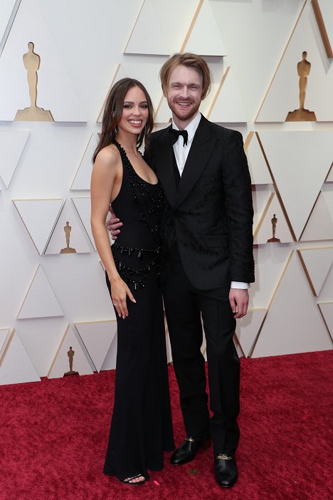 Red Carpet - Claudia Sulewski, Finneas O'Connell - 94th Annual Academy Awards - Evenementen
