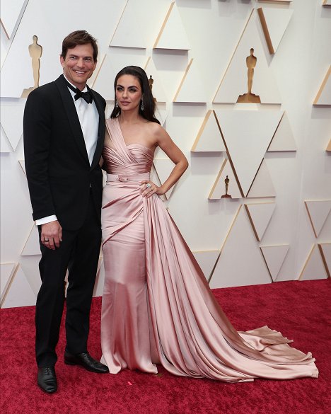 Red Carpet - Ashton Kutcher, Mila Kunis - 94th Annual Academy Awards - Z imprez