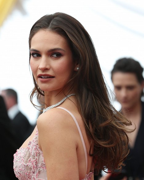 Red Carpet - Lily James - 94th Annual Academy Awards - Events