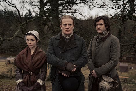 Jessica Reynolds, Mark Lewis Jones, Alexander Vlahos - Outlander - Allegiance - Van film