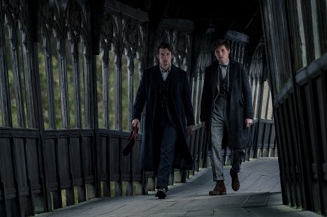 Callum Turner, Eddie Redmayne - Fantastic Beasts: The Secrets of Dumbledore - Van film