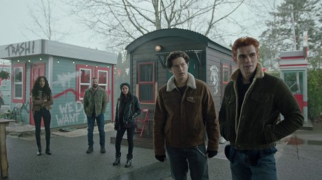 Erinn Westbrook, Ryan Robbins, Vanessa Morgan, Cole Sprouse, K.J. Apa - Riverdale - Chapter One Hundred and Three: The Town - Filmfotók
