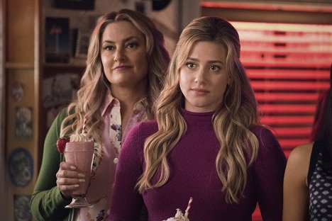 Mädchen Amick, Lili Reinhart - Riverdale - Chapter Eighty-One: The Homecoming - Photos