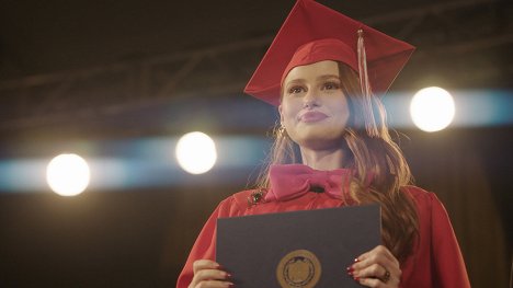 Madelaine Petsch - Riverdale - Kapitola 79: Konec školy - Z filmu