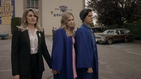Mädchen Amick, Lili Reinhart, Cole Sprouse - Riverdale - Chapter Seventy-Nine: Graduation - Photos