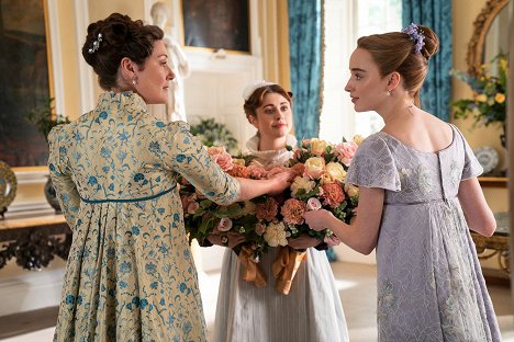 Ruth Gemmell, Elle Meadows, Phoebe Dynevor - Bridgerton - Victory - Photos