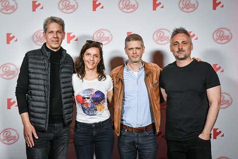 Sajtóvetítés (2022. március 28.) - Nóra Lakos, Dénes Orosz, Viktor Gibárti - Pepe - De eventos