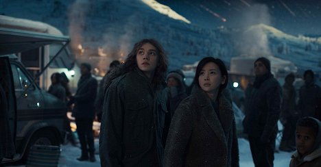 Charlie Plummer, Kelly Yu - Moonfall - De la película