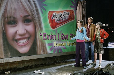 Miley Cyrus, Billy Ray Cyrus, Emily Osment - Hannah Montana - You're So Vain, You Probably Think This Zit Is About You - Filmfotos