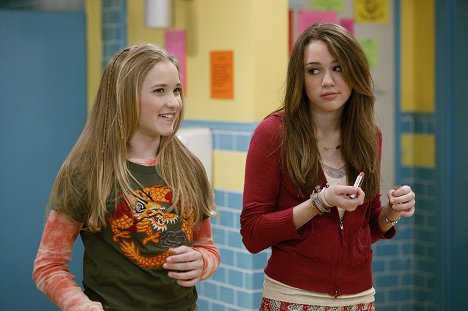 Emily Osment, Miley Cyrus - Hannah Montana - More Than a Zombie to Me - Filmfotos