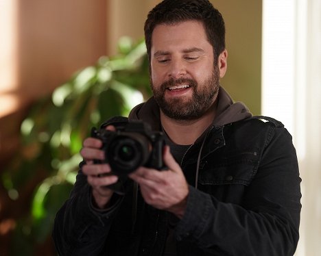 James Roday Rodriguez - A Million Little Things - 60 Minutes - Z filmu