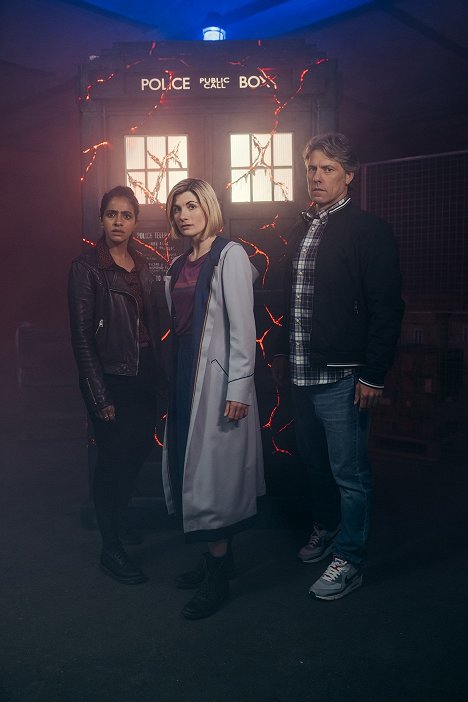Mandip Gill, Jodie Whittaker, John Bishop - Doctor Who - Eve of the Daleks - Werbefoto