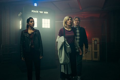 Mandip Gill, Jodie Whittaker, John Bishop - Doctor Who - Eve of the Daleks - De la película
