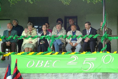 František Řehák, Josef Abrhám, Jaroslava Obermaierová, Marta Vančurová, Vladimír Kratina, Rudolf Hrušínský ml., Jiří Schmitzer, Oldřich Navrátil - Náves - Poslední láska - Z filmu